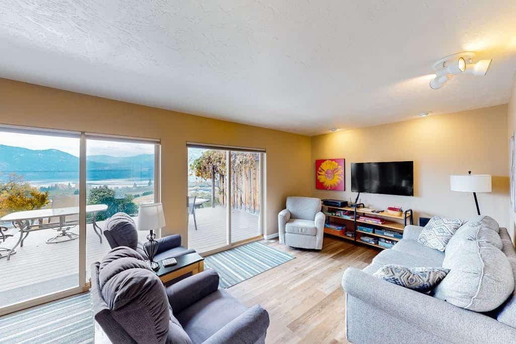 Peaceful home with private hot tub & lake views - great location near wineries