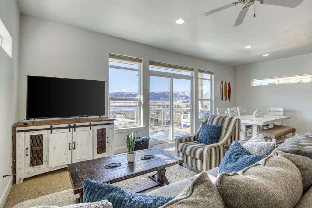 Riverview Townhome, w/ access to hot tub, pools, golf, boat launch & more!