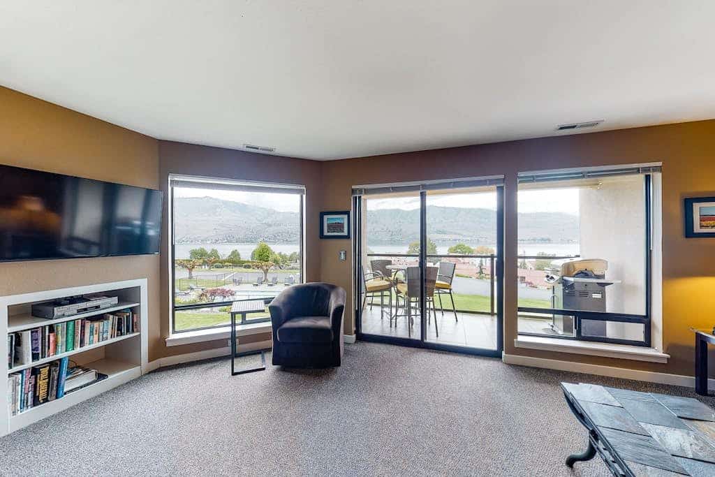 Bright Upscale Condo with Views - Pool & Hot Tub Access
