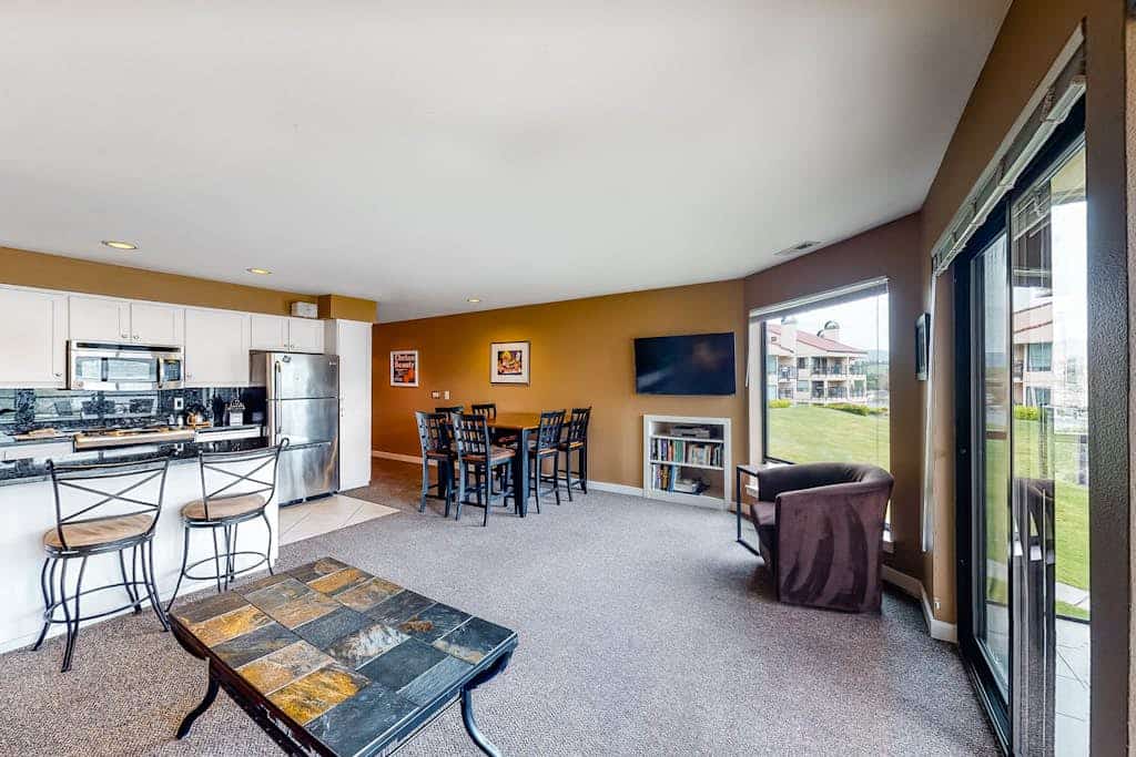 Bright Upscale Condo with Views - Pool & Hot Tub Access