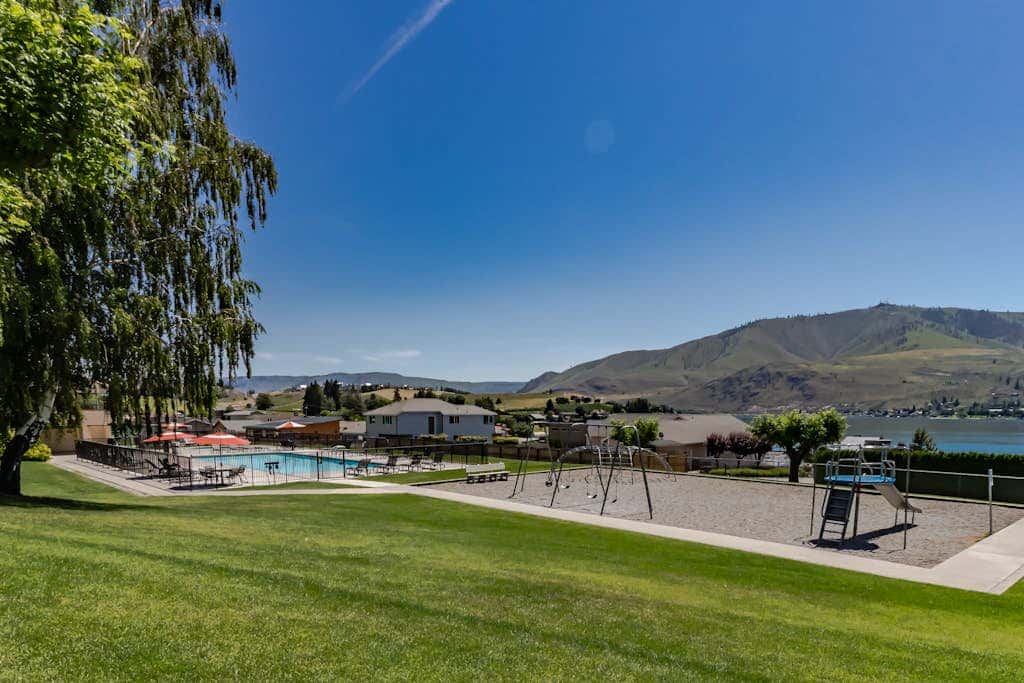 Lake Chelan Shores - A Lakeside Spectacular #17-10