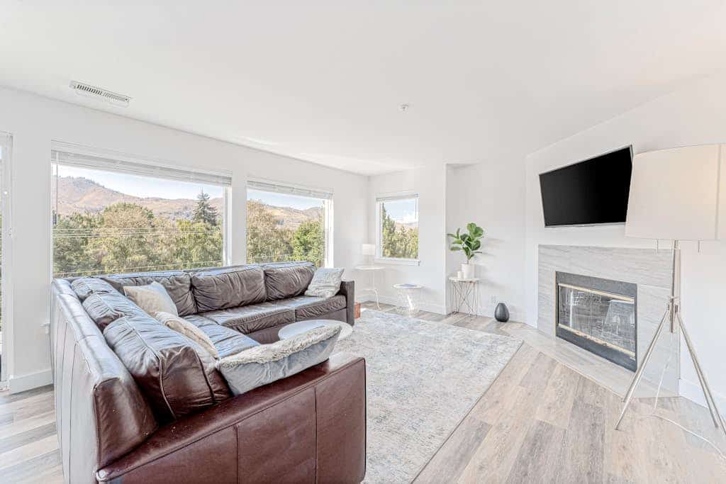 Bright Lake Chelan Condo with swimming pool & hot tub