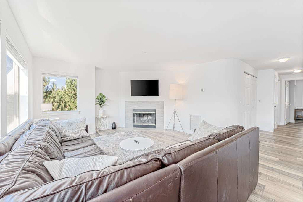 Bright Lake Chelan Condo with swimming pool & hot tub