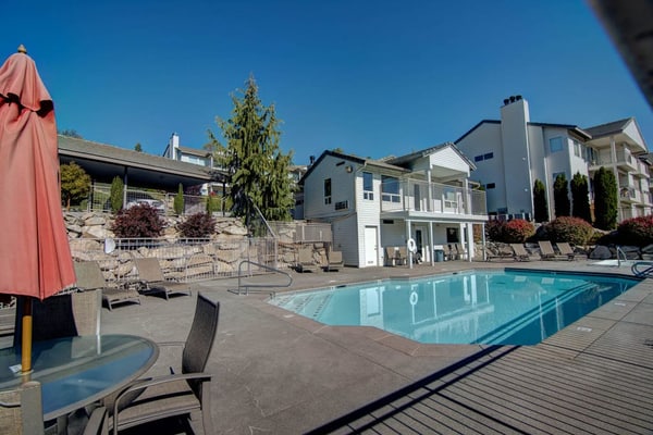 Bright condo with pool & hot tub - near downtown & lake