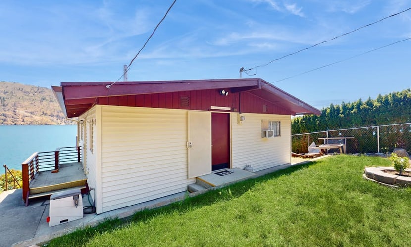 Lakefront gem with large deck, grill, fast WiFi, & great views