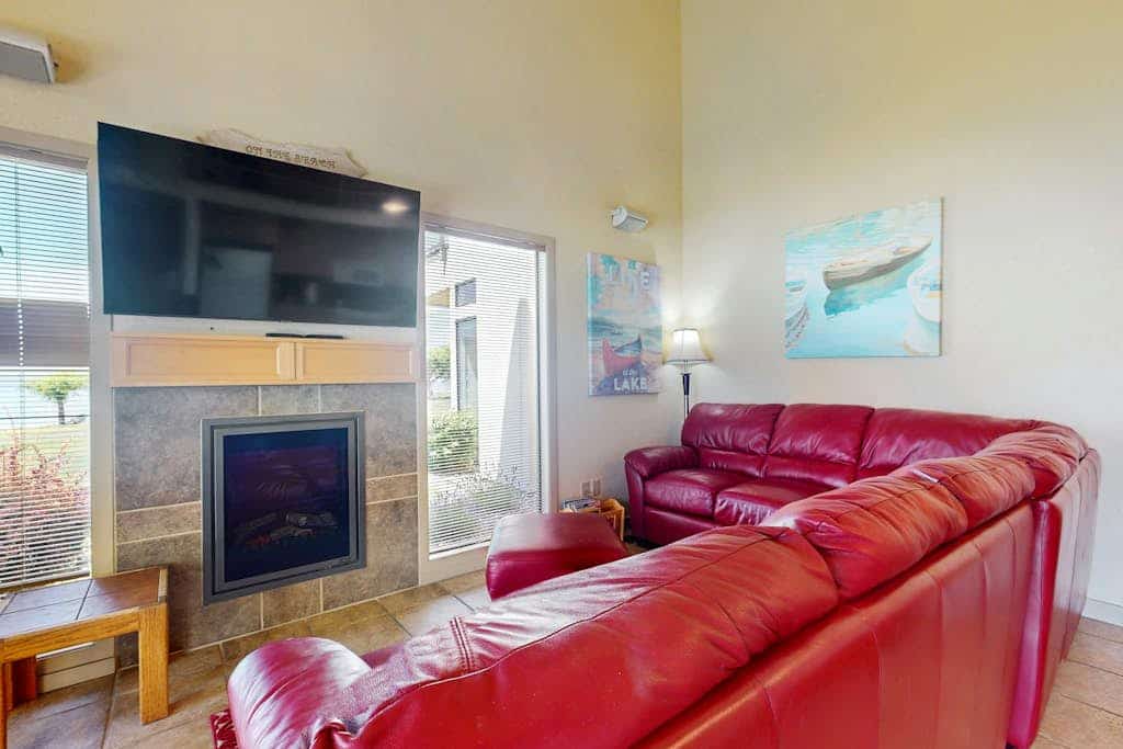 Lakefront loft studio with covered deck, views, pool, hot tub, & tennis courts
