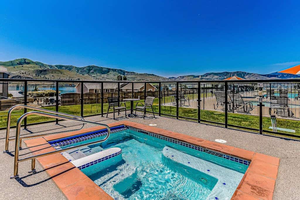 Lakeside condo with gas grill, shared pools, Wifi and W/D