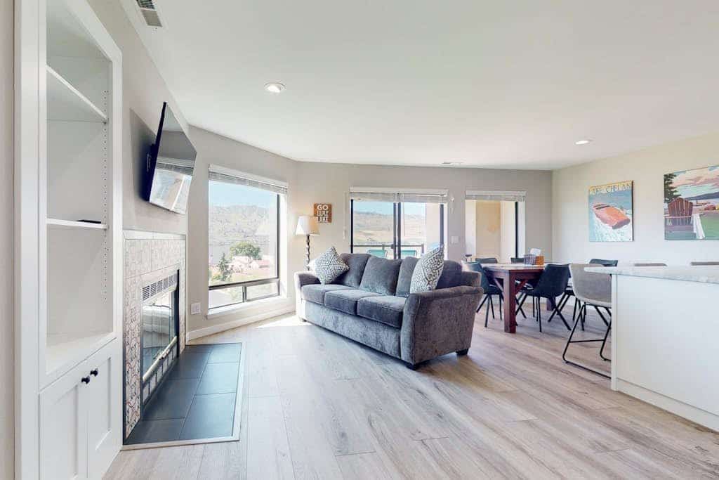 Lakeside condo with gas grill, shared pools, Wifi and W/D