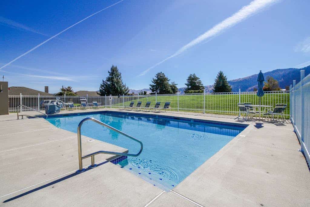 Lake view home w/ deck, shared pool, beach nearby, tennis and boat rentals