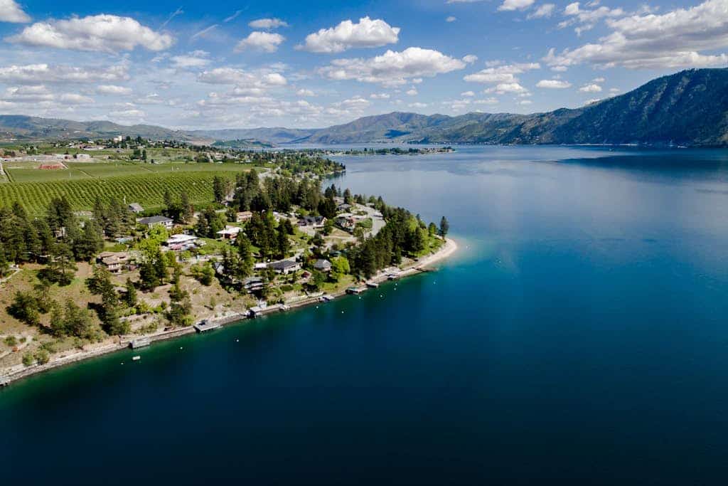 Lake view home w/ deck, shared pool, beach nearby, tennis and boat rentals