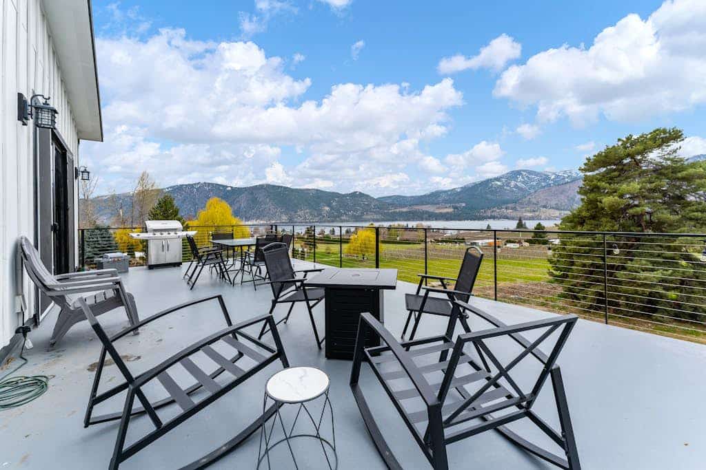 Brand-new home with amazing lake views, private hot tub, & game room