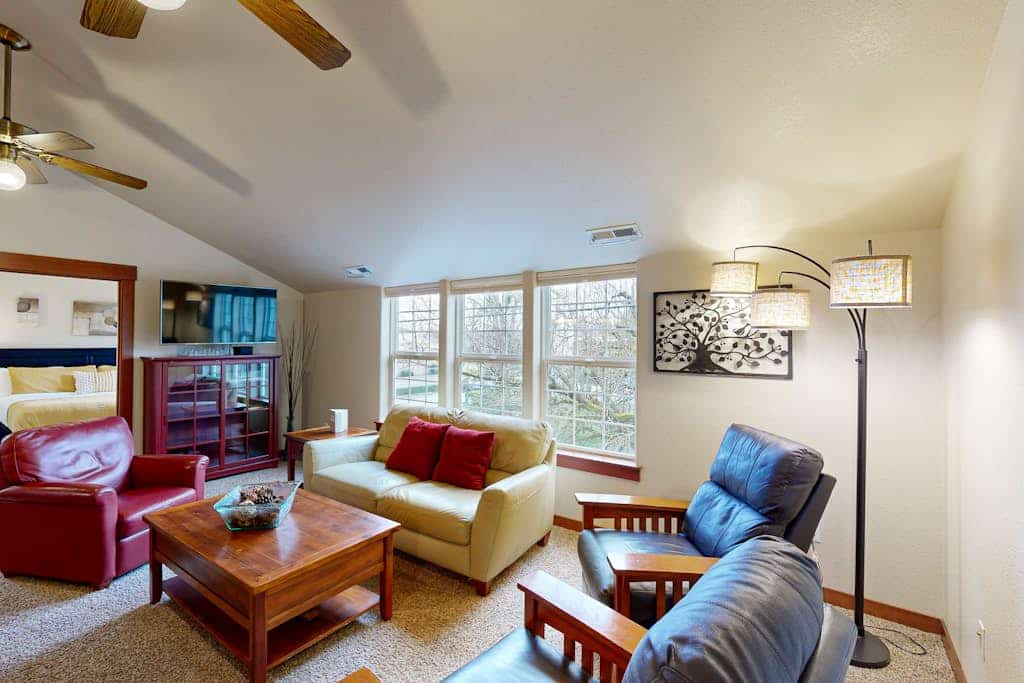 Lovely condo near downtown activities with central AC, WiFi, & private washer & dryer