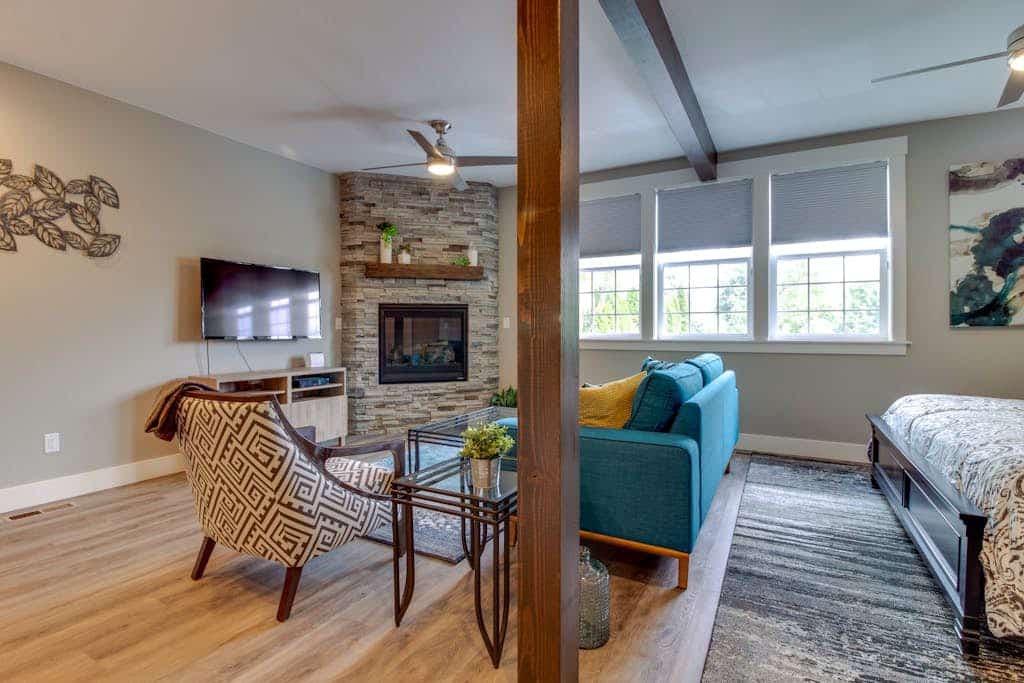 High-end studio with gas fireplace, WiFi, central AC - near restaurants/wineries