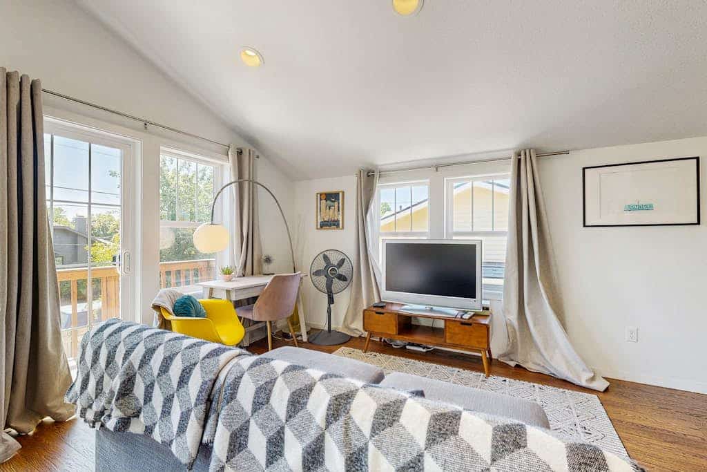 Airy retreat with free WiFi, balcony, & kitchen, in the heart of NE Portland