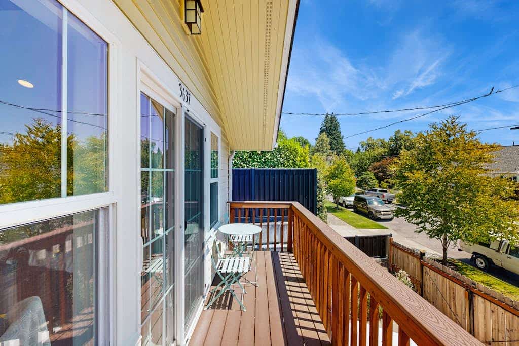 Airy retreat with free WiFi, balcony, & kitchen, in the heart of NE Portland