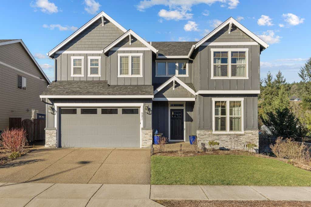 Spacious family-friendly home w/ enclosed backyard, gas grill, fire pit & WIFI