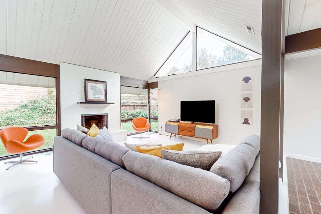 MCM home with atrium & yoga area near Nike HQ, Intel & Washington Square Mall