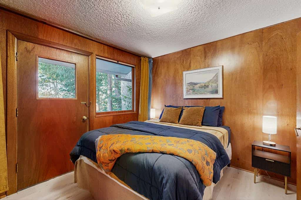 Cozy dog-friendly apartment w/ jetted walk-in tub, washer & dryer and  WIFI