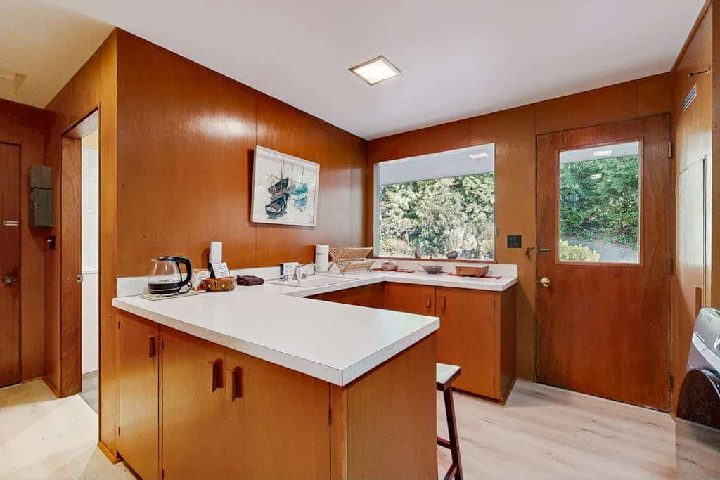 Cozy dog-friendly apartment w/ jetted walk-in tub, washer & dryer and  WIFI