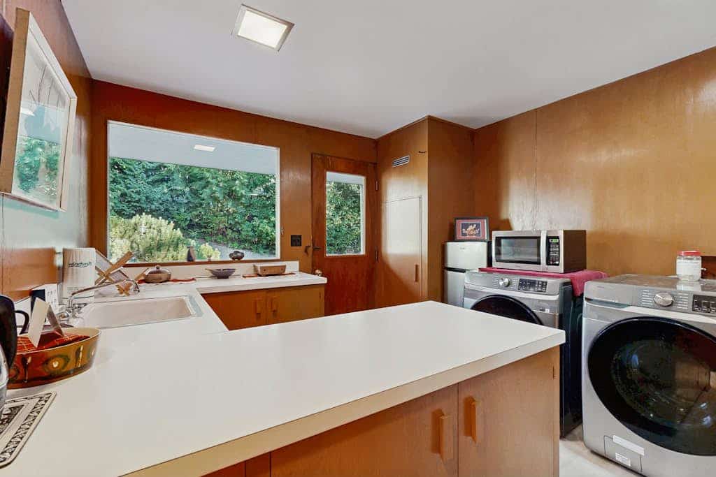 Cozy dog-friendly apartment w/ jetted walk-in tub, washer & dryer and  WIFI