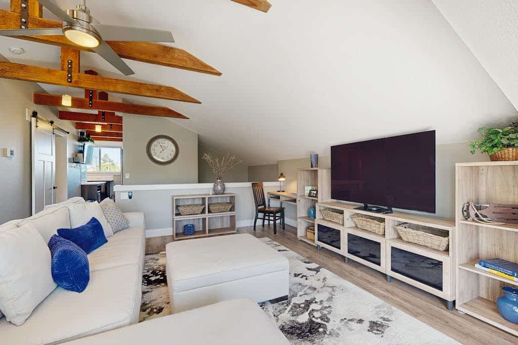 Rooftop studio with gas fireplace, WiFi, central AC - near restaurants & wineries