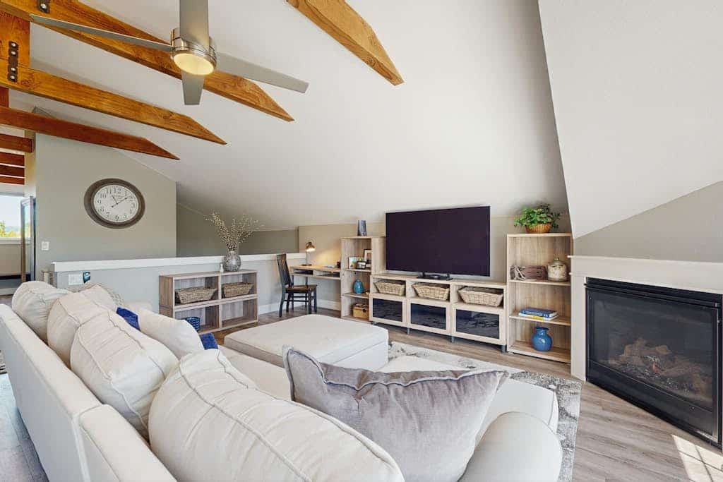 Rooftop studio with gas fireplace, WiFi, central AC - near restaurants & wineries