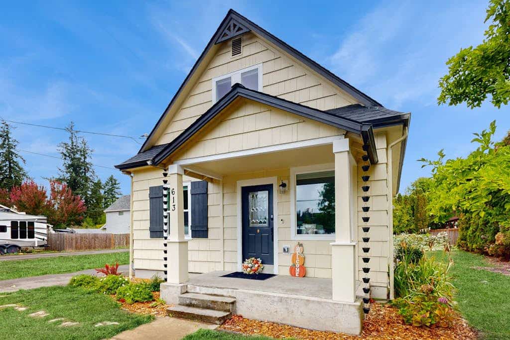 Charming restored cottage with covered deck, 5 min walk to wine tasting, WiFi