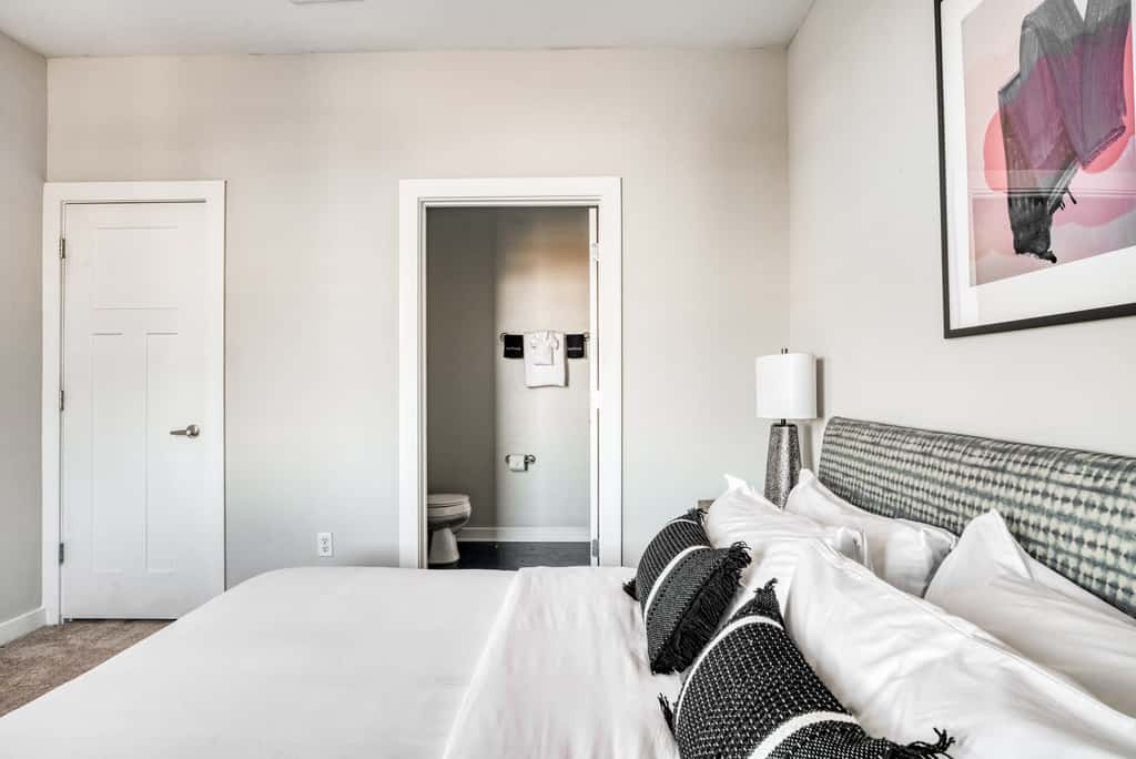 CozySuites Music Row Spacious 2BR in Nashville!