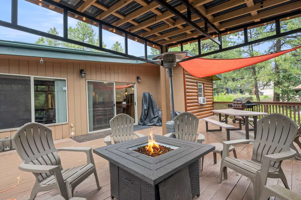 The Blue Spruce Log Cabin | Cozy 3BR | Munds Park