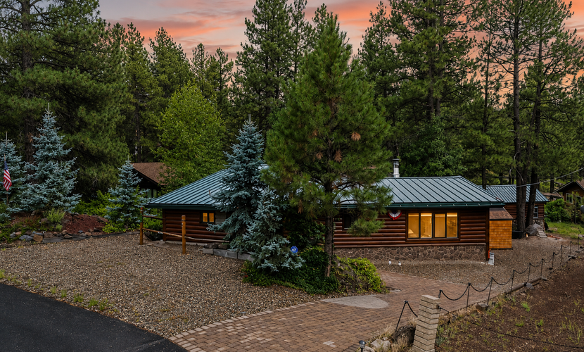 The Blue Spruce Log Cabin | Cozy 3BR | Munds Park