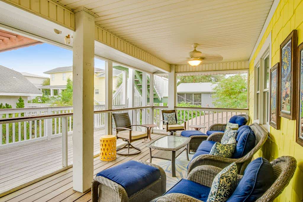 Cottage Near the Ocean with a Roof-top Deck, A/C, and WiFi