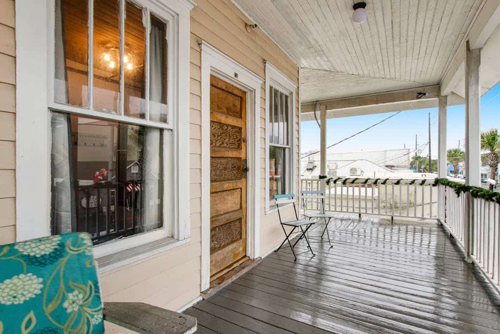 Quaint 2nd-floor studio 1 block from the beach with fast WiFi, deck, cable, & AC