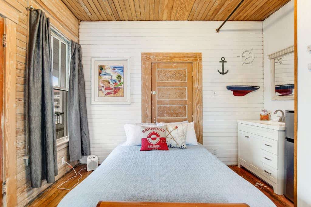 Quaint 2nd-floor studio 1 block from the beach with fast WiFi, deck, cable, & AC