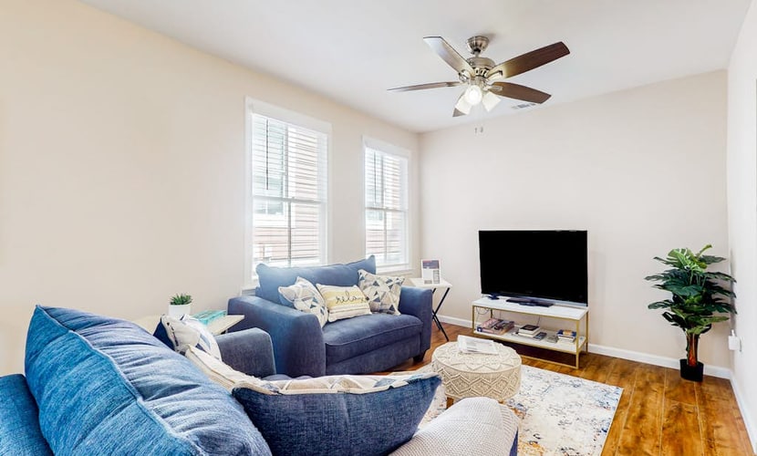 Renovated bungalow with central AC, W/D, & modern kitchen, Free Wifi
