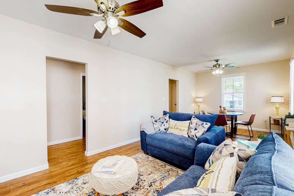 Renovated bungalow with central AC, W/D, & modern kitchen, Free Wifi