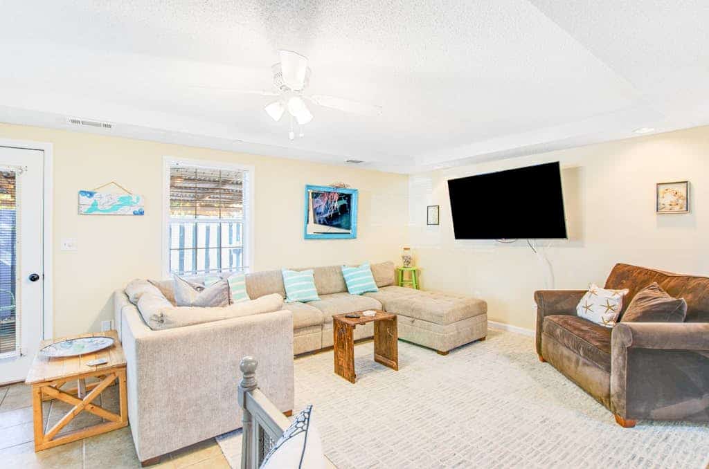 Pleasant beach home with central AC, deck & work space - walk to beach & dining