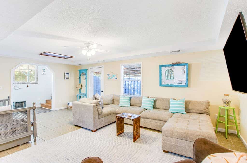 Pleasant beach home with central AC, deck & work space - walk to beach & dining