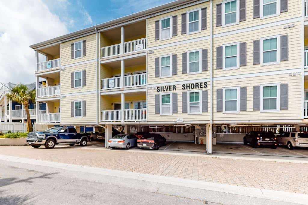 Modern condo with balcony, central AC, private washer/dryer - walk to beach