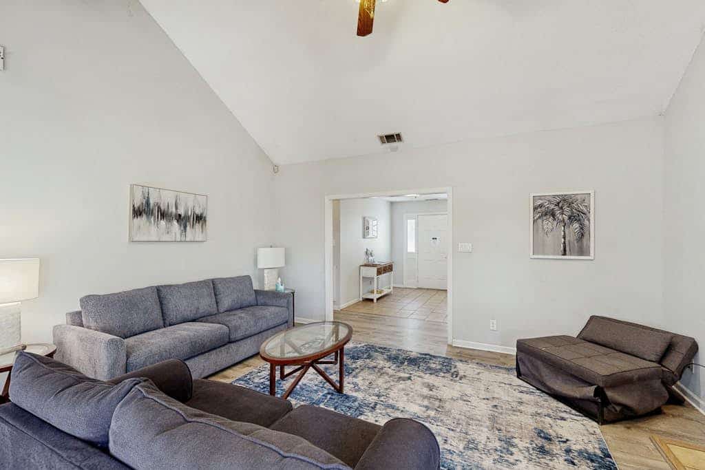 Well-appointed home with spacious backyard, firepit, streaming, & central AC