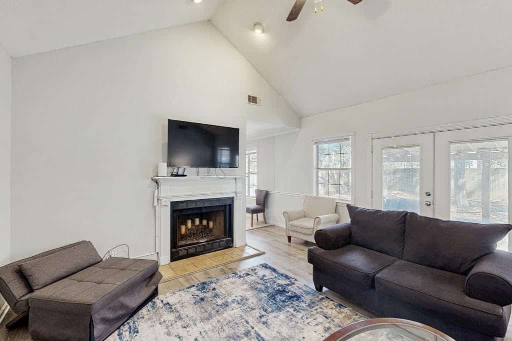 Well-appointed home with spacious backyard, firepit, streaming, & central AC