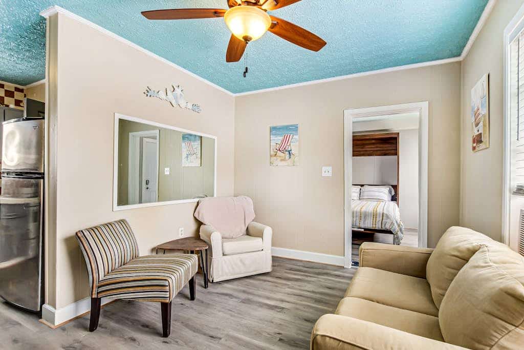 Cozy coastal escape near the beach & shopping with fast WiFi, AC