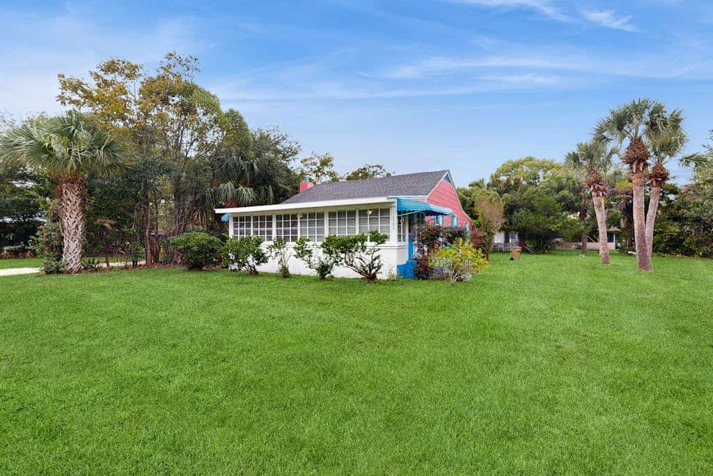 Beachy dog-friendly home, blocks to the restaurants, fishing pier & beach