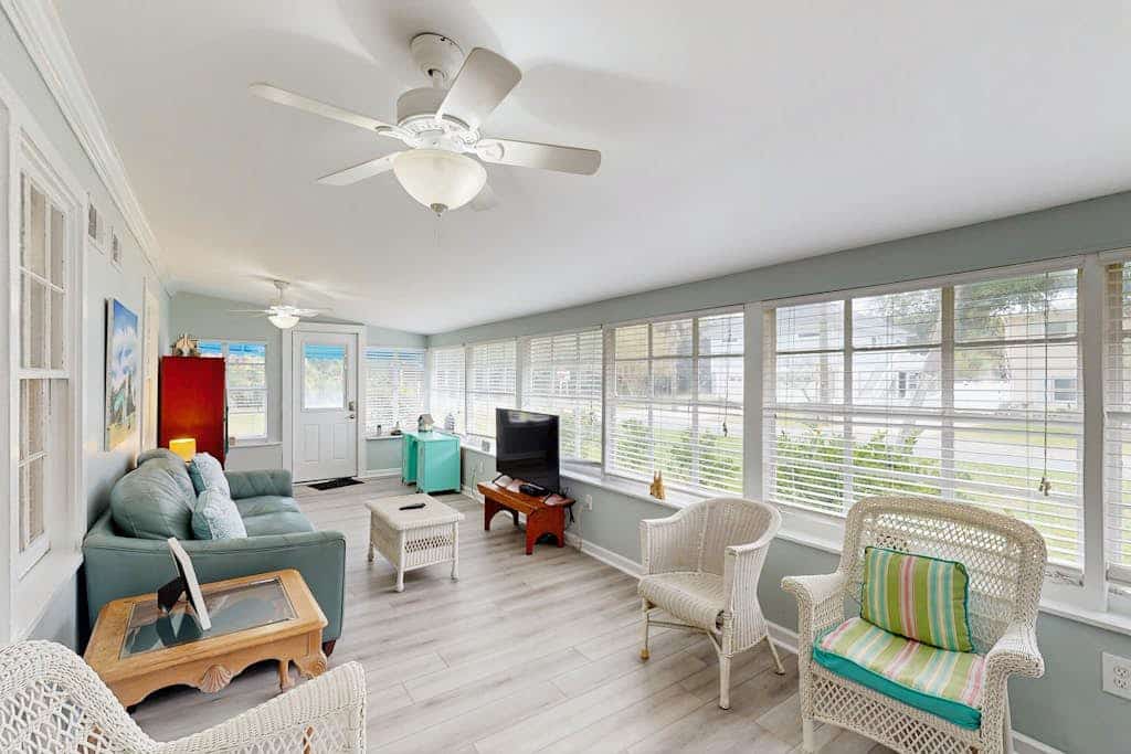 Beachy dog-friendly home, blocks to the restaurants, fishing pier & beach
