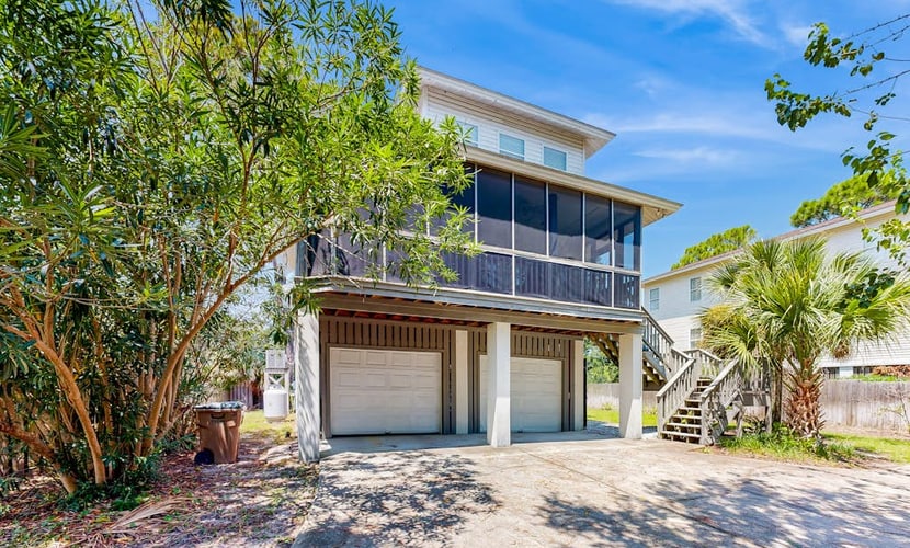 Quiet beach home on cul-de-sac with screened porch, grill & game room