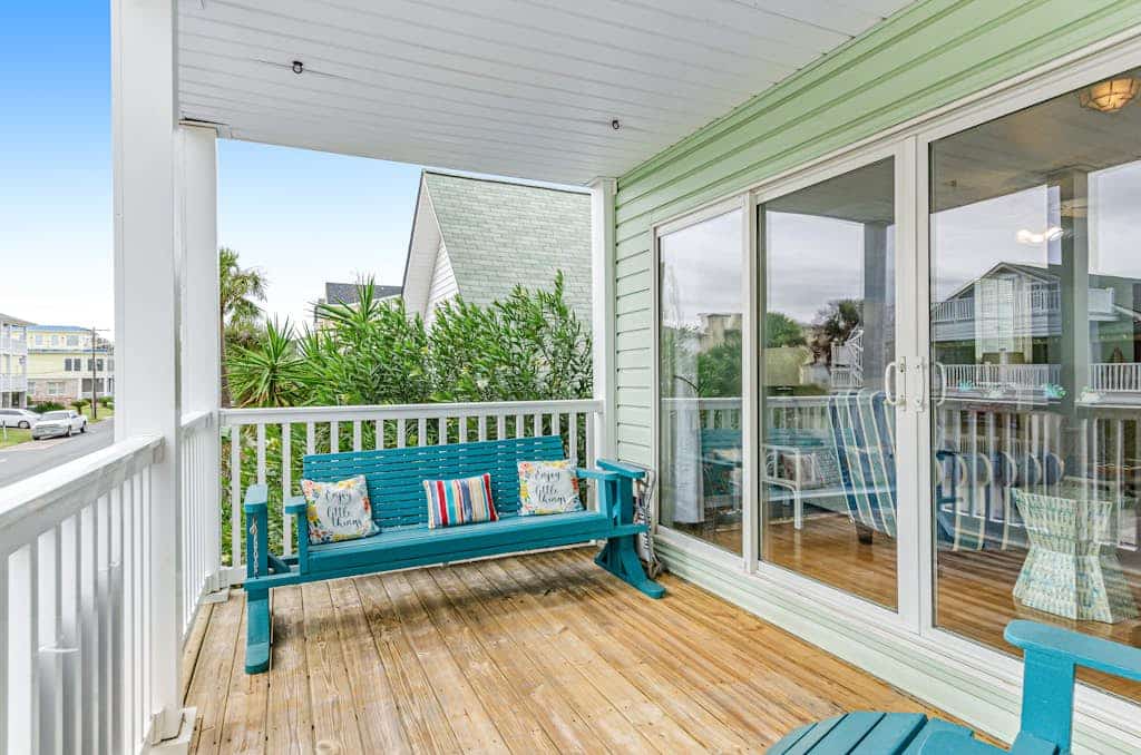 Coastal gem with balcony, central AC, washer/dryer - walk to dining & shops