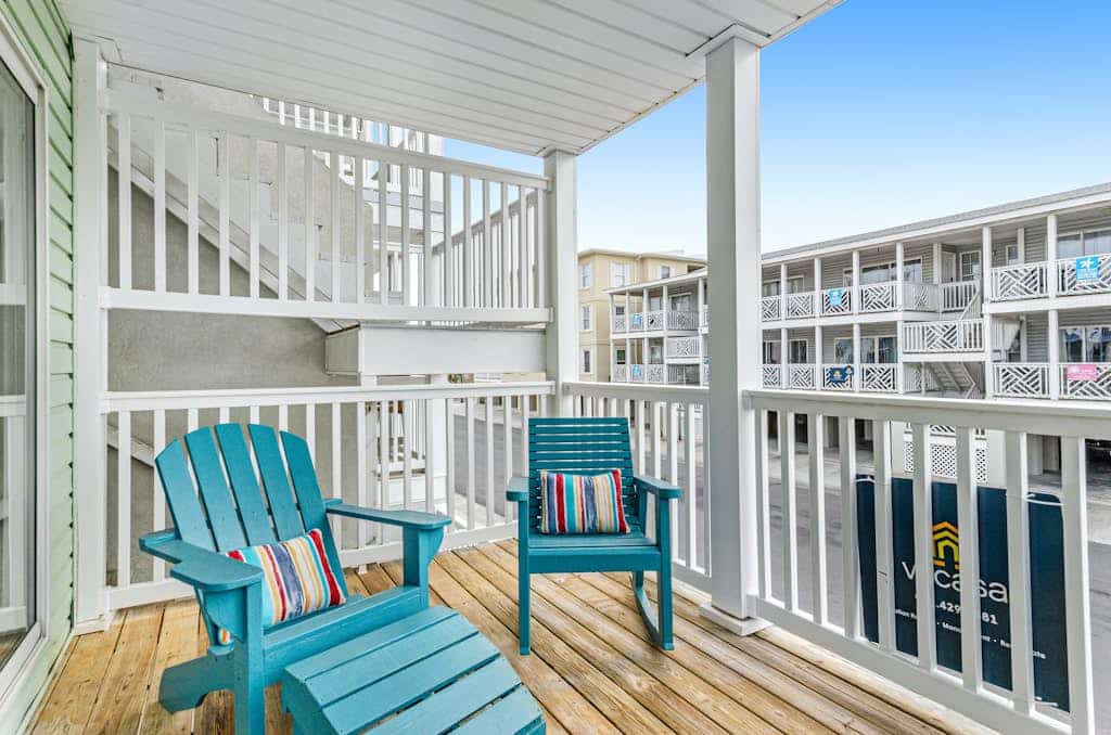 Coastal gem with balcony, central AC, washer/dryer - walk to dining & shops
