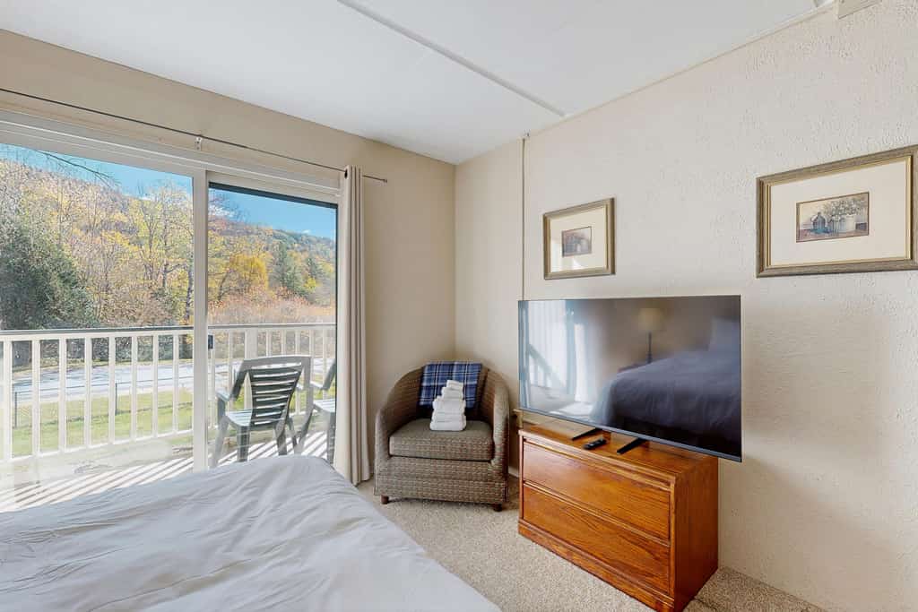 Four Season Condo: seasonal pool, ski, hike & golf