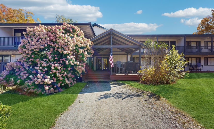 Four Season Condo: seasonal pool, ski, hike & golf