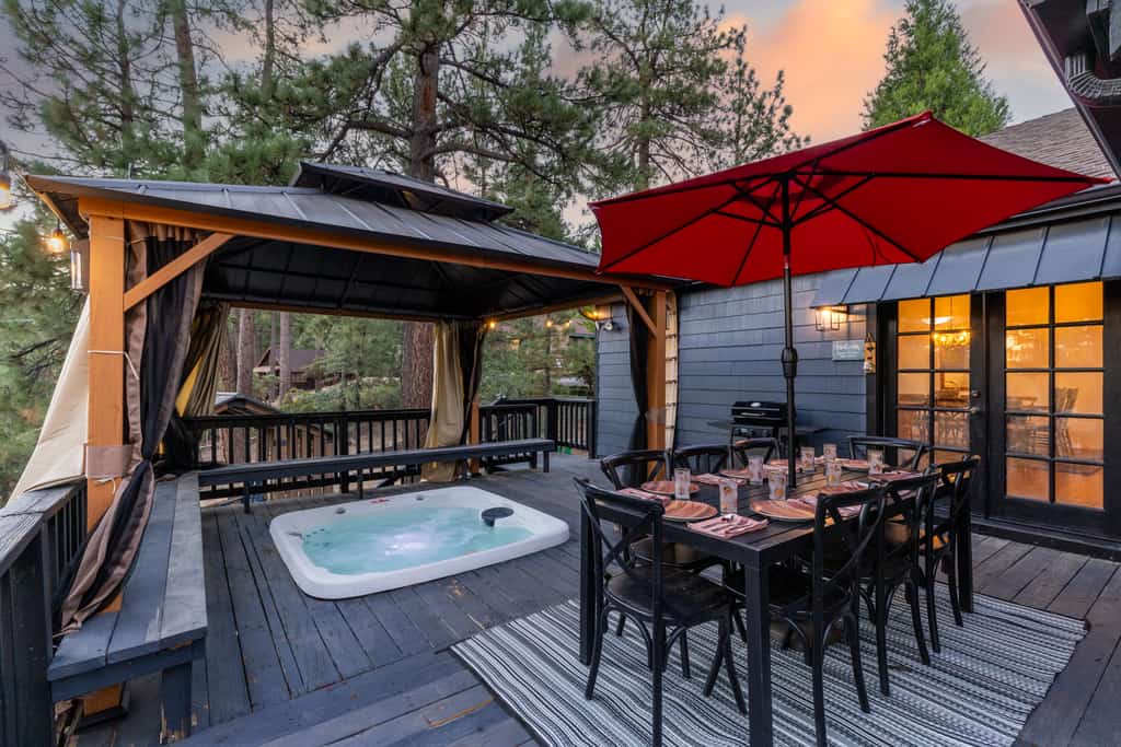 Lundquist House | Luxury 4BR | Wraparound Deck & Hot Tub | Antler Chandelier | Idyllwild