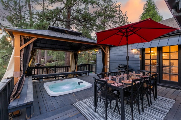 Lundquist House | Luxury 4BR | Wraparound Deck & Hot Tub | Antler Chandelier | Idyllwild